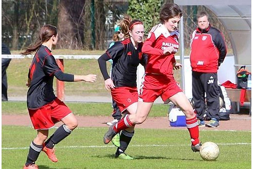 Den Gegenspielerinnen enteilt: Kira-Lysan Meyer (am Ball) erzielte beide Tore für Wildeshausen. Olaf Blume