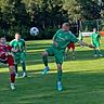 Doppeltorschütze David Walter bringt den Ball vor Gubens Nico Kappel vor das FC-Tor.