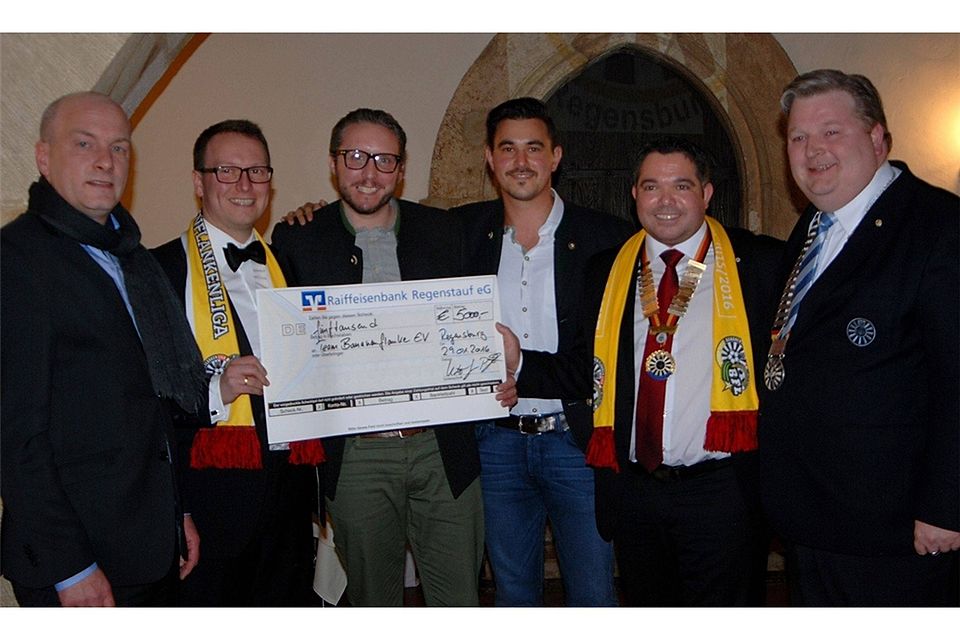 Ben Rückerl und Stefan Plötz (Mitte), die beiden Vorstände des Team Bananenflanke e.V., nahmen den Scheck über 5000 Euro entgegen.  Foto: Hafner