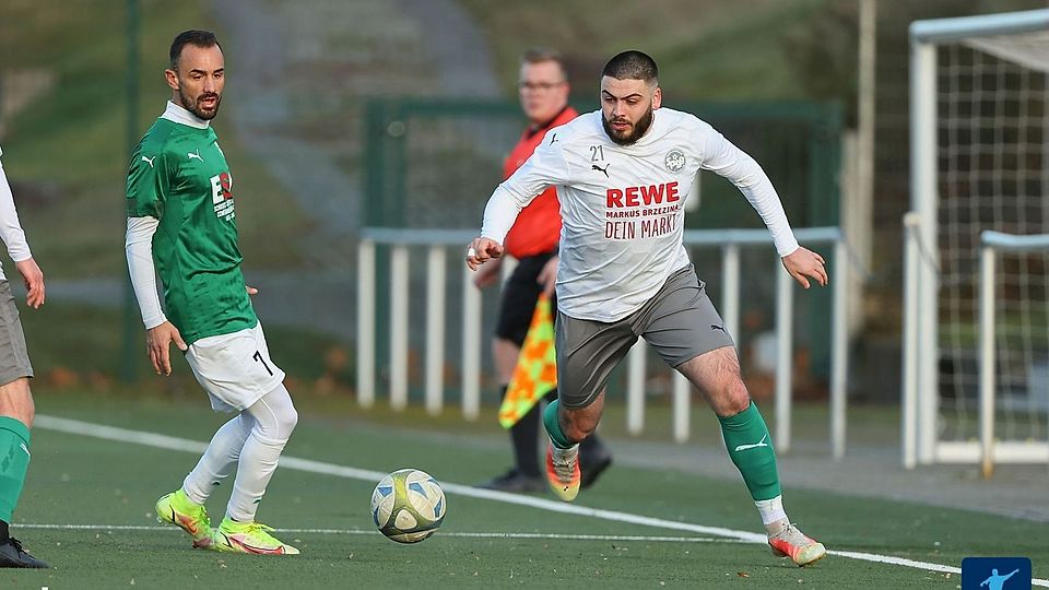 Francesco Teodonno (weiß) sorgte in der Nachspielzeit gegen den TSV Mommenheim für die Entscheidung.