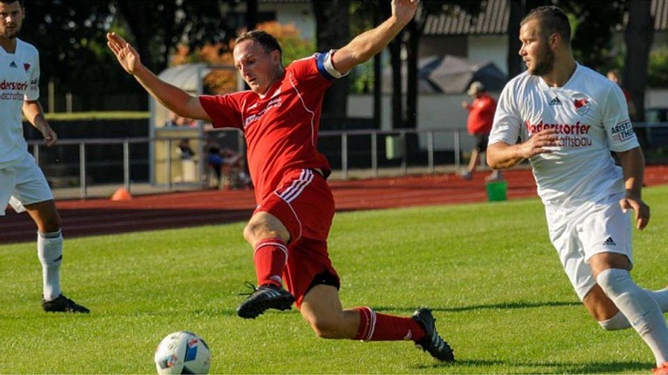 Gewaltig strecken muss sich der ASV Steinach (am Ball Manuel Mikutta), wenn man den Klassenerhalt noch schaffen will. F: Feldl