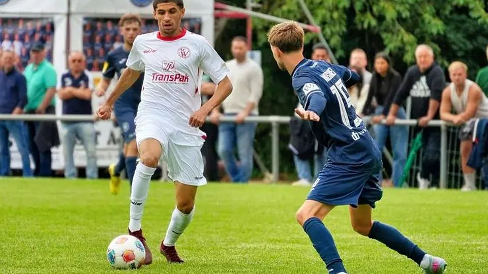 Zeigt persönlich eine gute Leistung geht aber mit dem SC Waldgirmes zum Start der neuen Saison in der Fußball-Hessenliga leer aus: Mouhamed Khalfaoui (am Ball), hier gegen Pohlheims Maximilian Wiessner. © PeB