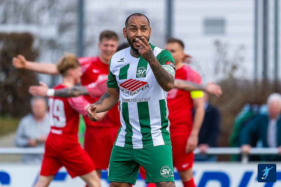 Schaldings Kapitän Dominik Weiß zeigt‘s an. Zwei Mal hat Schalding defensiv gepatzt. 