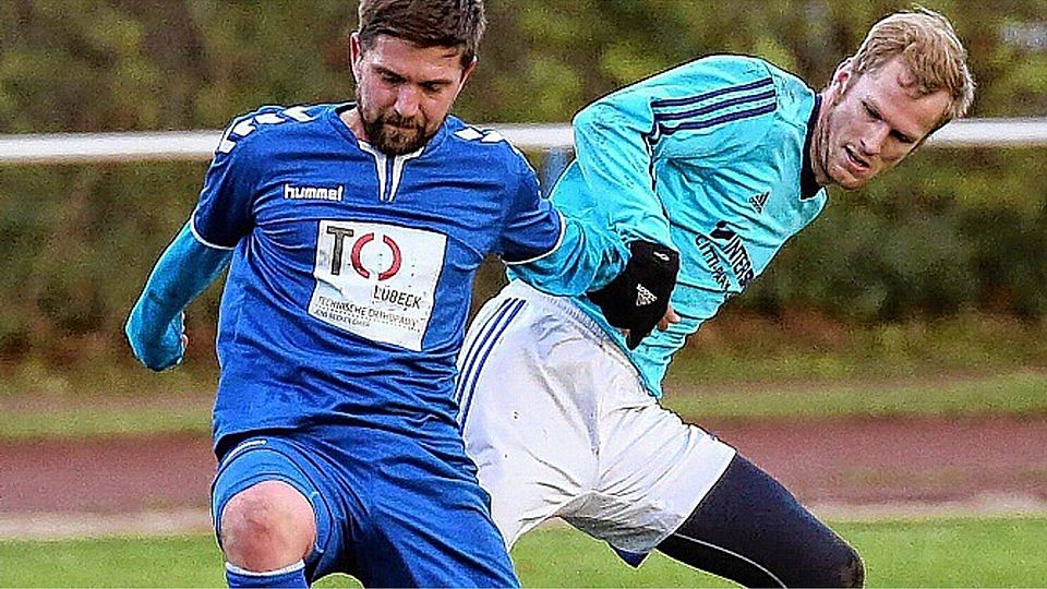 Fortunas Silvio Gorkenant (links) behauptet sich gegen die Attacke des Schlutupers Thorben Schünzel. Jürgensen