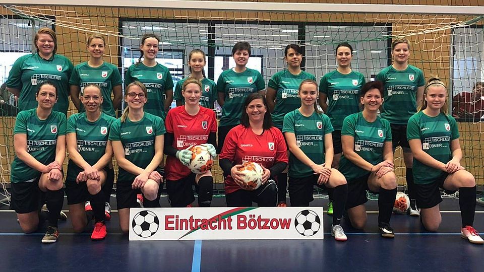 In der Halle schon am Ball: Die neue Frauen-Mannschaft der Eintracht.