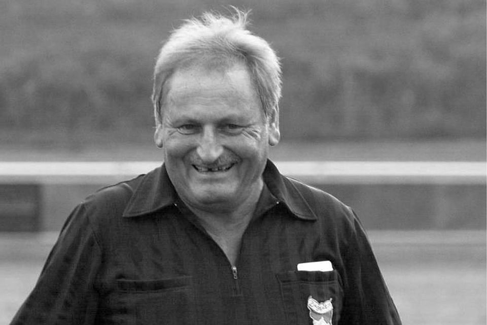 Humorvoll, kommunikativ und immer fair: Fußball-Schiedsrichter Adi Plotek ist mit 72 Jahren verstorben.