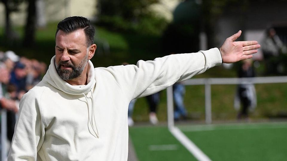 Hier geht's lang! Trainer Daniel Miletic hat den FC Königsfeld auf den Erfolgsweg geführt. 