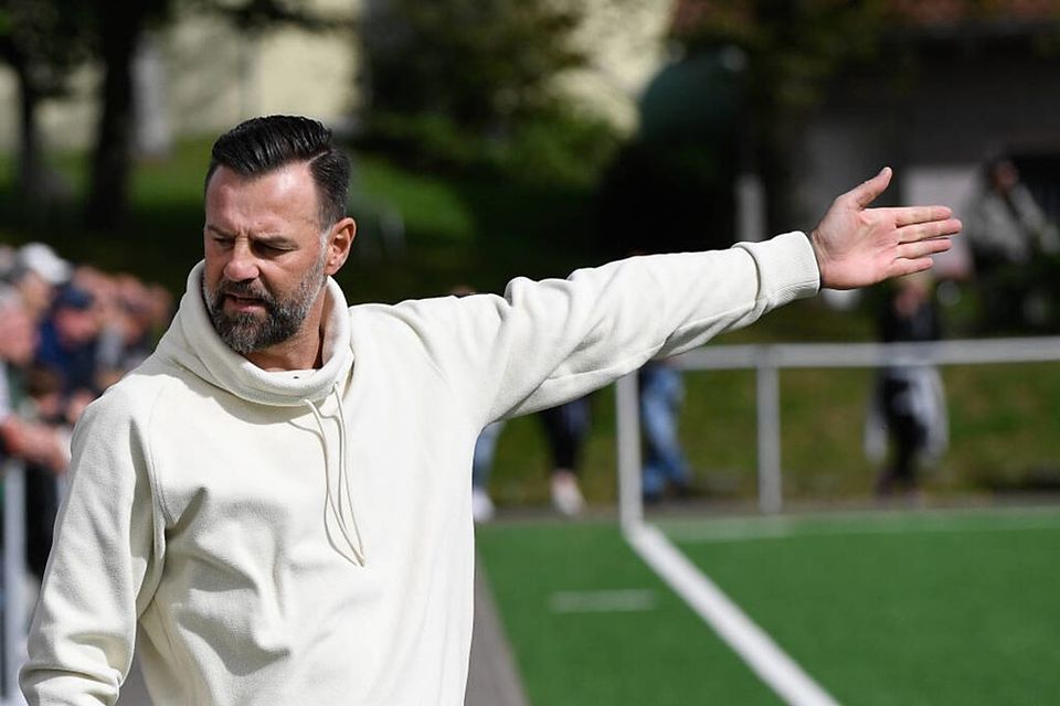 Hier geht's lang! Trainer Daniel Miletic hat den FC Königsfeld auf den Erfolgsweg geführt. 