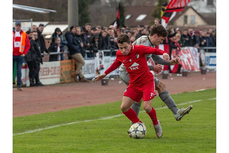 In der vergangenen Saison verliert Ilshofen (im roten Trikot der momentan verletzte Niklas Wackler) sein Heimspiel gegen Reutlingen mit 1:2. Der SSV wird traditionell von vielen Fans begleitet.  