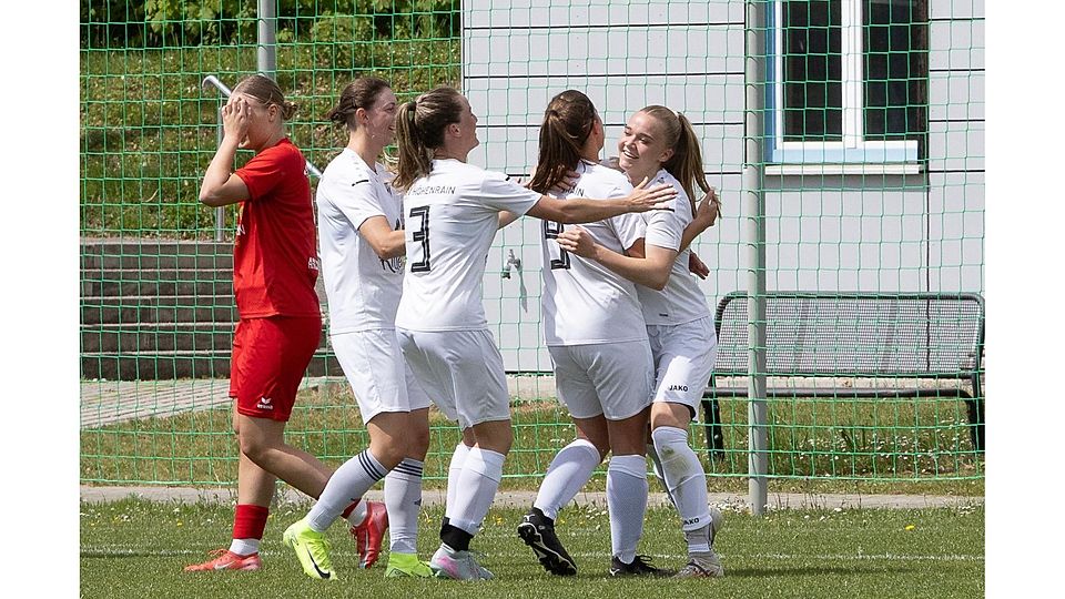 Obwohl bereits abgestiegen, geben die die Fußballerinnen des FSV Höhenrain (weiße Trikots) nicht auf. Am Sonntag trotzten sie dem TSV Gilching ein 2:2 ab.