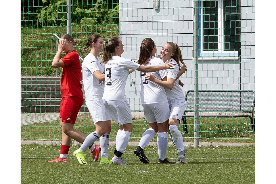 Obwohl bereits abgestiegen, geben die die Fußballerinnen des FSV Höhenrain (weiße Trikots) nicht auf. Am Sonntag trotzten sie dem TSV Gilching ein 2:2 ab.