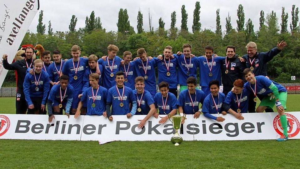 Die U15 von Hertha BSC nach dem Pokalsieg 2015.
