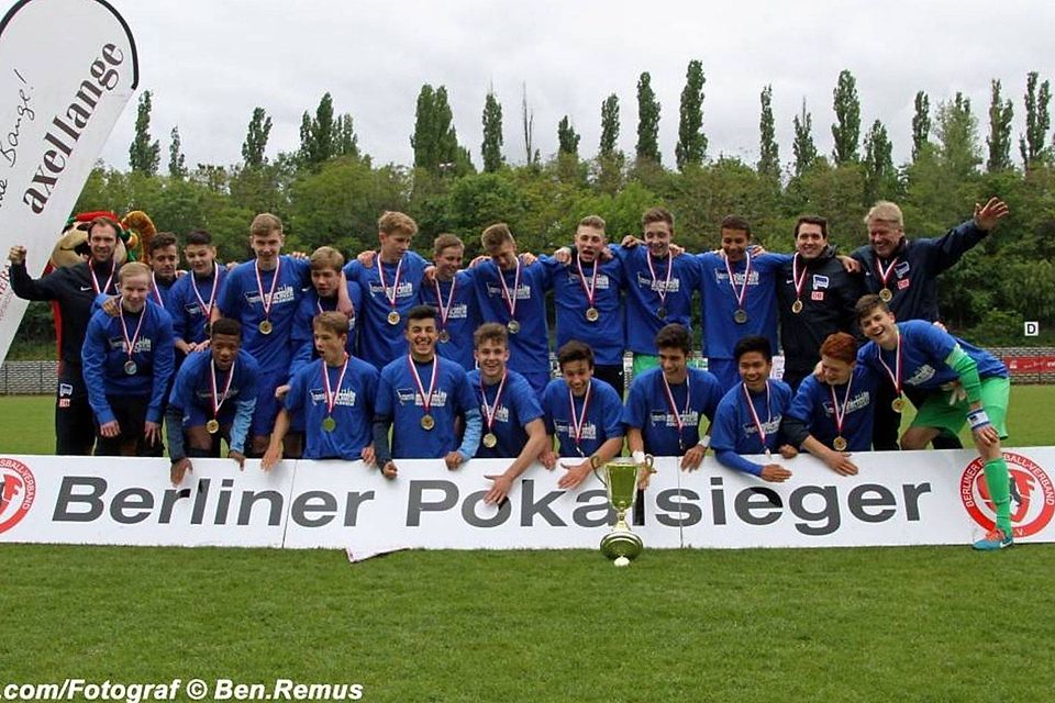 Die U15 von Hertha BSC nach dem Pokalsieg 2015.