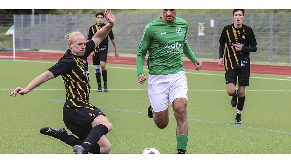 Zweikampfhärte lebt er vor: Nils Benner (l.), der zusammen mit seinem Bruder Lars die A-Liga-Fußballer der SG Sinn/Hörbach trainiert und in dieser Szene Till Schuster vom TuS Driedorf in die Parade fahren dürfte. (Archivbild) © Lorenz Pietzsch