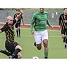 Zweikampfhärte lebt er vor: Nils Benner (l.), der zusammen mit seinem Bruder Lars die A-Liga-Fußballer der SG Sinn/Hörbach trainiert und in dieser Szene Till Schuster vom TuS Driedorf in die Parade fahren dürfte. (Archivbild) © Lorenz Pietzsch