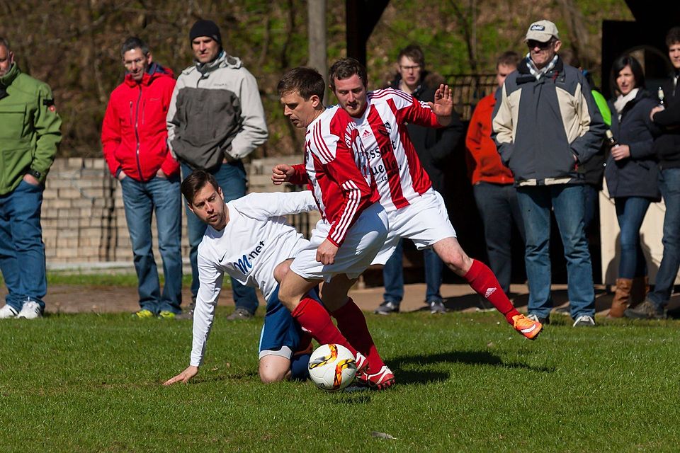 Am vergangenen Sonntag duellierten sich Kassels Abwehrchef Turgay Taylan (am Ball) und Pfaffenhausens Spielertrainer Roberto Manega (weißes Trikot).	Foto: Waitz