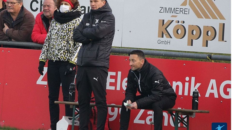 Vilzings Trainer Josef Eibl (stehend, hier in der Partie gegen den TSV Großbardorf) ist bedient. 