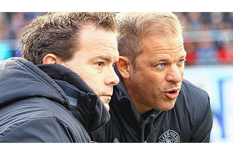 Aufmerksame Beobachter am Spielfeldrand: Kiels Coach Markus Anfang (rechts) und sein Co-Trainer Tom Cichon.