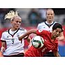 Eine ehemalige Nationalspielerin in Wetzlar: Mandy Islacke (l.) erzielt per Foulelfmeter das 2:0 des VfB Stuttgart gegen den FSV Hessen Wetzlar. Eine ehemalige Nationalspielerin in Wetzlar: Mandy Islacke (l.) erzielt per Foulelfmeter das 2:0 des VfB Stuttgart gegen den FSV Hessen Wetzlar. © Foto: dpa