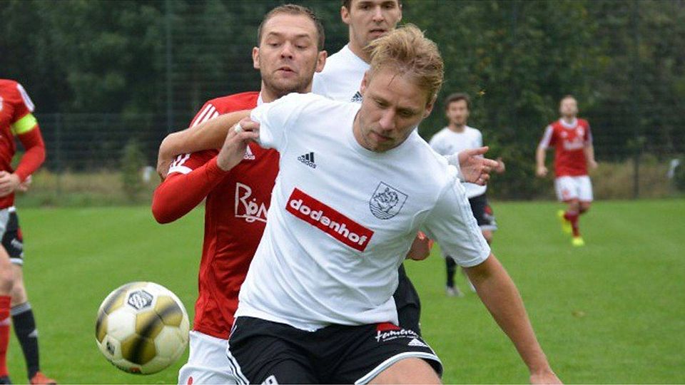 Hier schirmt Christoph Drewes den Ball gegen Patrick Klee ab. Ab Sommer ist Drewes wieder ein Roter und könnte dann auch Klee trainieren. F: Budde