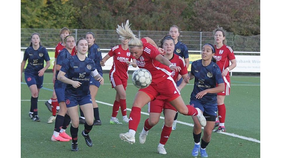 Alina Schneider (vorn), hier in der Partie gegen den FSV Mainz 05 II, erlebte im zurückliegenden halben Jahr ein Wechselbad der Gefühle. Zuerst stieg sie mit dem TuS Wörrstadt ab, nun ist sie Tabellenführerin in der Verbandsliga.	Foto: Axel Schmitz/pakalski-press