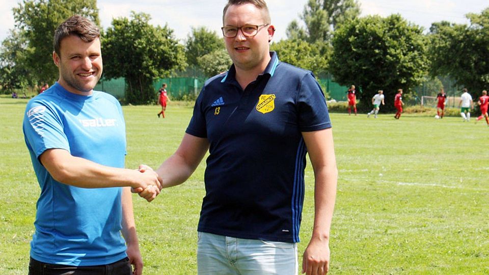 Man kennt sich bestens: Seit 30 Jahren besteht zwischen dem FSV Kirchdorf und dem FC Rammingen im Jugendbereich eine Spielgemeinschaft. Nun führten die beiden Abteilungsleiter Bernhard Nett (links/FSV Kirchdorf) und Benedikt Degenhart (FC Rammingen) die Männerteams zusammen. 