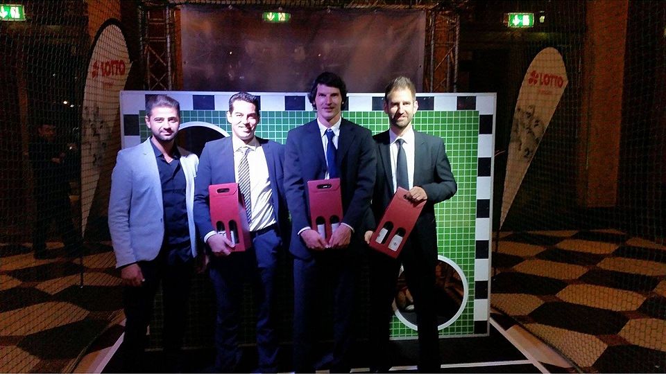 Emanuel Bozan (ganz links) vom SC Meso und Sebastian Klein vom SV Klein-Winterheim (zweiter von links) bieten Bundesliga-Spieler Dominik Stroh-Engel die Stirn. Ganz rechts ein weiterer Teilnehmer. Foto: Streubig