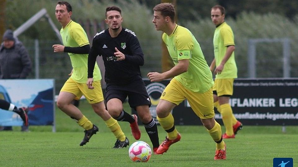 In dieser Szene noch Gegner, bald Mitspieler: Michael Polz (am Ball) wird künftig für den SV Sallach auflaufen