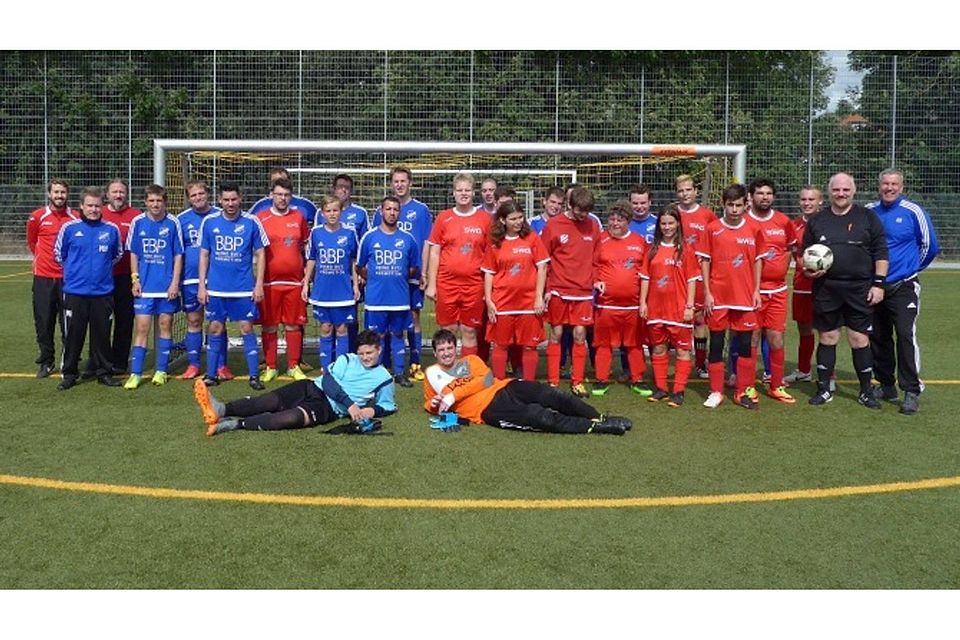 Die Teams nach dem Derby: RSV Büblingshausen (blau) und TSV Klein-Linden (rot)mit Schiedsrichter Werner Appel. Das Derby gewann der RSV mit 2:1. Foto: Dähnrich