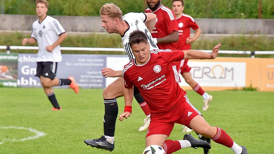 Unterpfaffenhofens Konrad Wanderer (vorne in Rot) im Spiel gegen den SC Maisach (weiße Trikots).