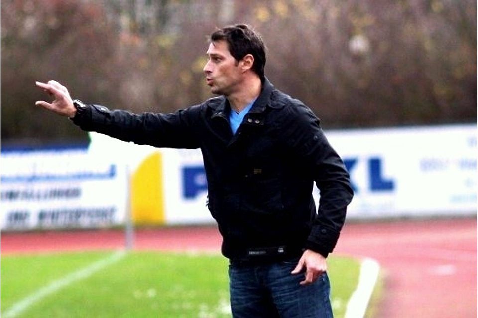 Trainer Alexander Kutschera zeigt die Richtung: Das Ziel ist und bleibt der Aufstieg in die Bayernliga.