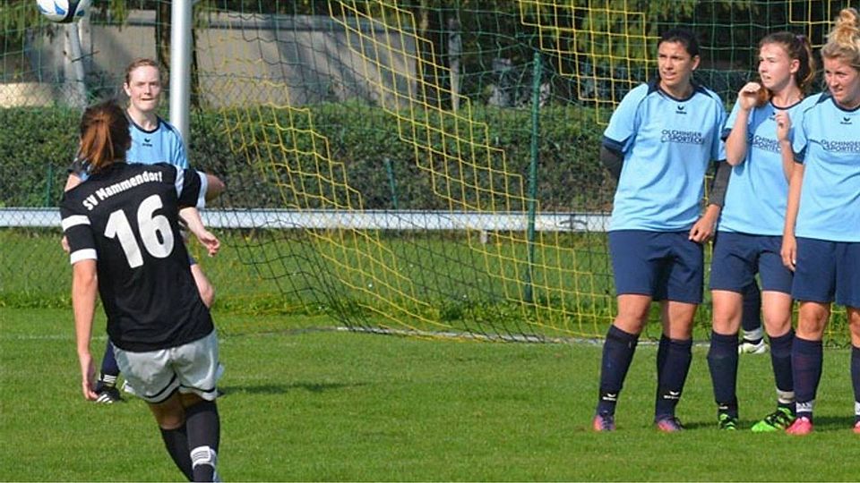 Bei so einer Mauerstellung hat eine Torjägerin wie Sonja Mügel leichtes Spiel. Foto: Dieter Metzler