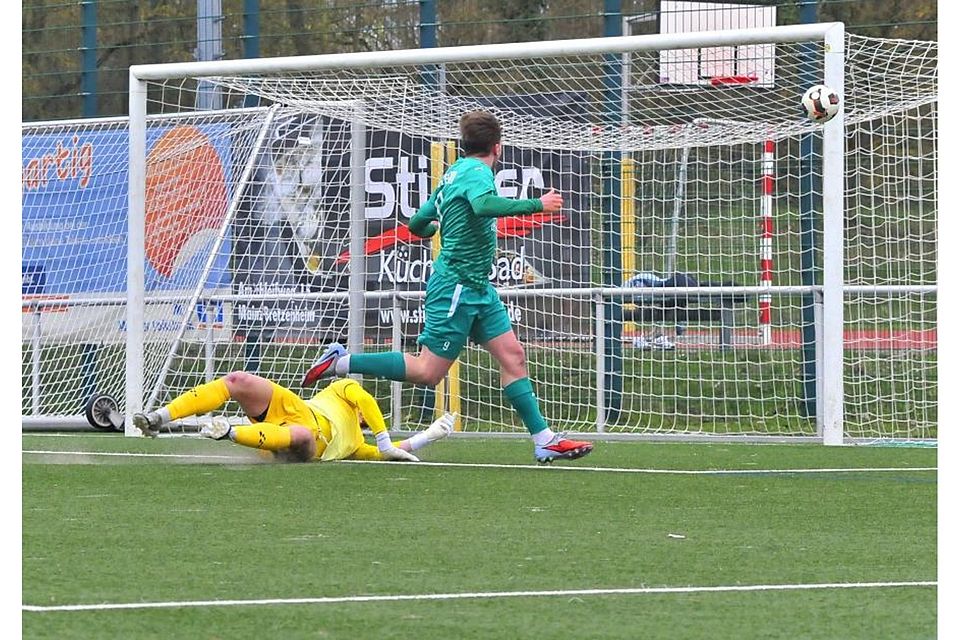 Ingelheims Fabian Commes (rechts) lässt gegen Fußgönheim die Riesenchance liegen, setzt den Ball am Tor vorbei.	Foto: Th. Schmidt