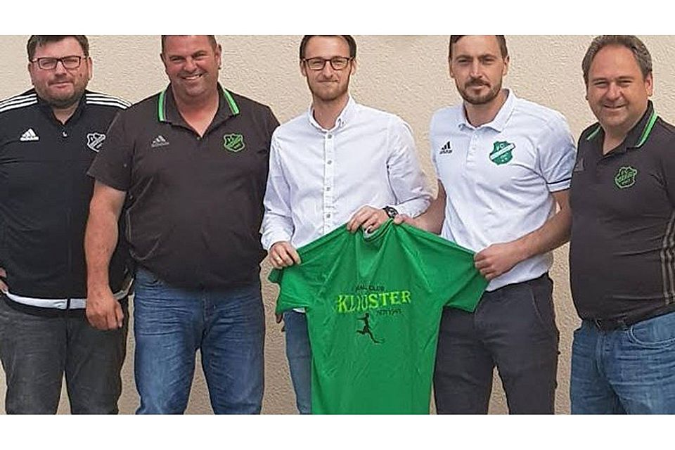 Der FC Rinchnach hat mit Sven Pertler (Mitte) einen weiteren Spielertrainer verpflichtet   Foto: FCR