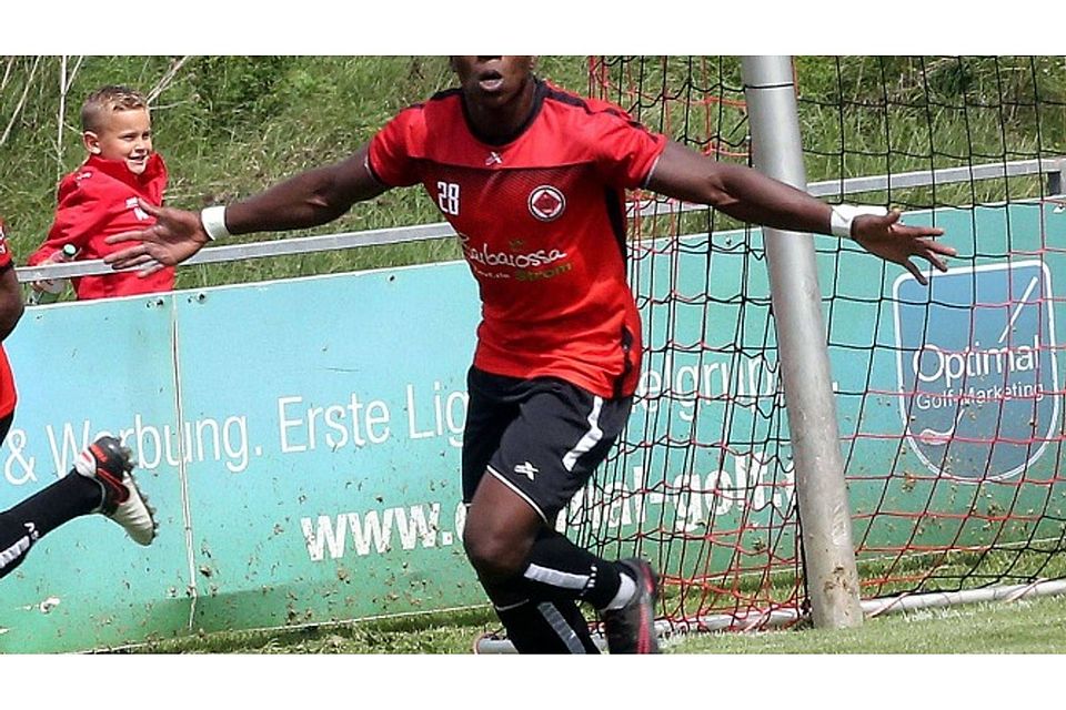 Der starke Shaibou Oubeyapwa jubelt über seinen Führungstreffer für die Göppinger Oberligafußballer.  Foto: Peter Poller