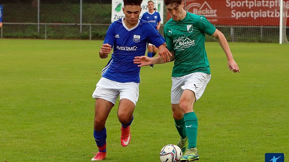 Helmstadt (blau) und Zuzenhausen II kämpfen um das Pokalfinale.