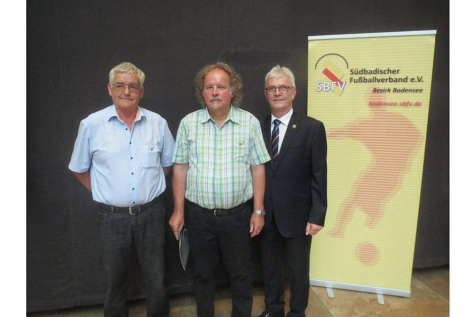 Bezirksvorsitzender Konrad Matheis (rechts) mit den beiden neuen Trägern der DFB-Ehrennadel Trudpert Müller (SV Liggersdorf, li.) und Klaus Stehle (SV Orsingen-Nenzingen) Foto: kha