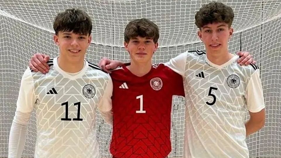 Tolles Gefühl: Leopold Fraund-Schmidthals (l.), Keeper Moritz Kreutzer und Leonik Erler im Trikot mit dem Bundes-Adler. Die Entscheidung, ob das Germania-Trio den Sprung in den vorläufigen Kader der U19-Futsal-Nationalmannschaft schafft, steht noch aus.