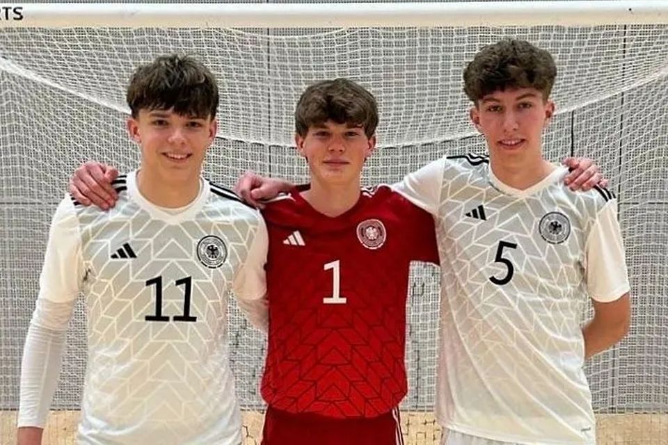 Tolles Gefühl: Leopold Fraund-Schmidthals (l.), Keeper Moritz Kreutzer und Leonik Erler im Trikot mit dem Bundes-Adler. Die Entscheidung, ob das Germania-Trio den Sprung in den vorläufigen Kader der U19-Futsal-Nationalmannschaft schafft, steht noch aus.