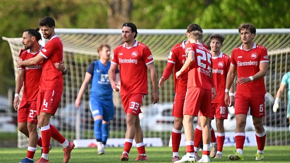 Verhalten bejubeln die Fußballer des Bahlinger SC den Siegtreffer im Halbfinale am Mittwoch beim SC Lahr, von links Torschütze Hasan Pepic, Elvir Zukaj, Marco Rienhardt, Louis Schmidt (verdeckt), Rico Wuttke, Alex Echner und Holger Bux.