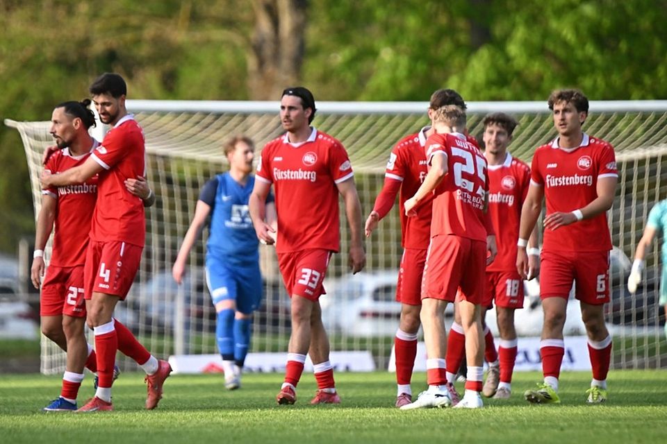 Verhalten bejubeln die Fußballer des Bahlinger SC den Siegtreffer im Halbfinale am Mittwoch beim SC Lahr, von links Torschütze Hasan Pepic, Elvir Zukaj, Marco Rienhardt, Louis Schmidt (verdeckt), Rico Wuttke, Alex Echner und Holger Bux. Verhalten bejubeln die Fußballer des Bahlinger SC den Siegtreffer im Halbfinale am Mittwoch beim SC Lahr, von links Torschütze Hasan Pepic, Elvir Zukaj, Marco Rienhardt, Louis Schmidt (verdeckt), Rico Wuttke, Alex Echner und Holger Bux.