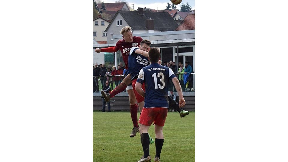 Die heimischen Fußballer sind auch am Mittwochabend wieder gefordert: Ab 18.30 Uhr wollen Tim Horenkamp (beim Kopfball) und die FSG Wartenberg/Salzschlirf in Gläserzell die Tabellenführung in der Kreisliga A Fulda/Lauterbach verteidigen. Die SG Stockhausen/Blankenau spielt ab 19 Uhr gegen den FV Horas II.  	Foto: Zinn