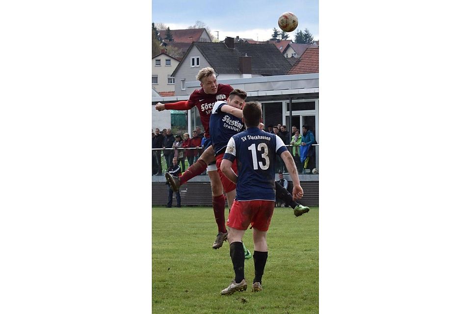 Die heimischen Fußballer sind auch am Mittwochabend wieder gefordert: Ab 18.30 Uhr wollen Tim Horenkamp (beim Kopfball) und die FSG Wartenberg/Salzschlirf in Gläserzell die Tabellenführung in der Kreisliga A Fulda/Lauterbach verteidigen. Die SG Stockhausen/Blankenau spielt ab 19 Uhr gegen den FV Horas II.  	Foto: Zinn