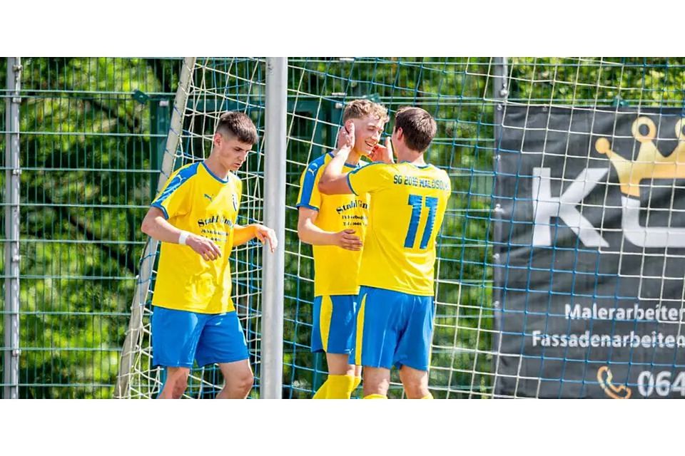 Dürfen sich freuen (v.l.) Finn Saalmann, Leon Sluka und Lukas Busch von der SG Waldsolms. Das Team bleibt in der Fußball-Gruppenliga. Dürfen sich freuen (v.l.) Finn Saalmann, Leon Sluka und Lukas Busch von der SG Waldsolms. Das Team bleibt in der Fußball-Gruppenliga. © Jenniver Röczey Dürfen sich freuen (v.l.) Finn Saalmann, Leon Sluka und Lukas Busch von der SG Waldsolms. Das Team bleibt in der Fußball-Gruppenliga. Dürfen sich freuen (v.l.) Finn Saalmann, Leon Sluka und Lukas Busch von der SG Waldsolms. Das Team bleibt in der Fußball-Gruppenliga. © Jenniver Röczey