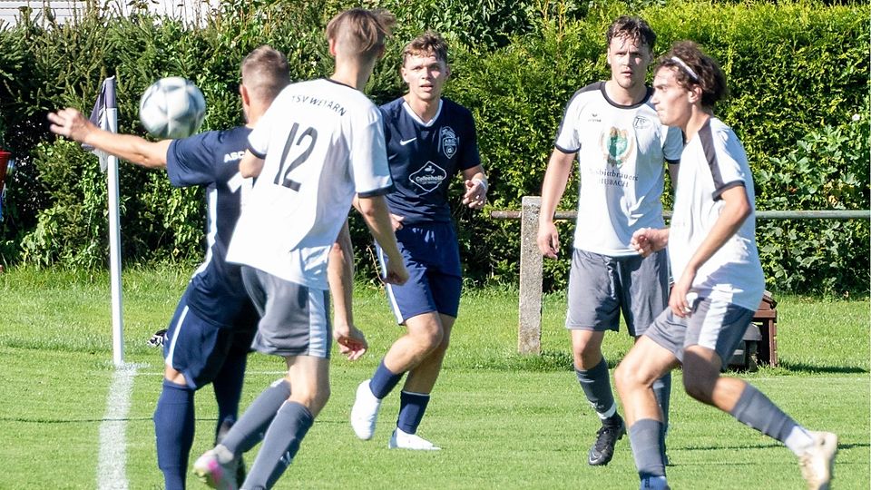 Optimistisch fährt der TSV Weyarn (weiß) zum Auswärtsspiel nach Ascholding.