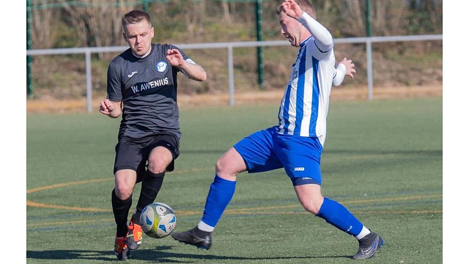 Während der FV Hofheim (links: Maximilian Hödel) oben mitmischen will, kämpft der TSV Hambach (Simon Kopp) um den Klassenerhalt in der Fußball-A-Liga Bergstraße..	Archivfoto: Thorsten Gutschalk