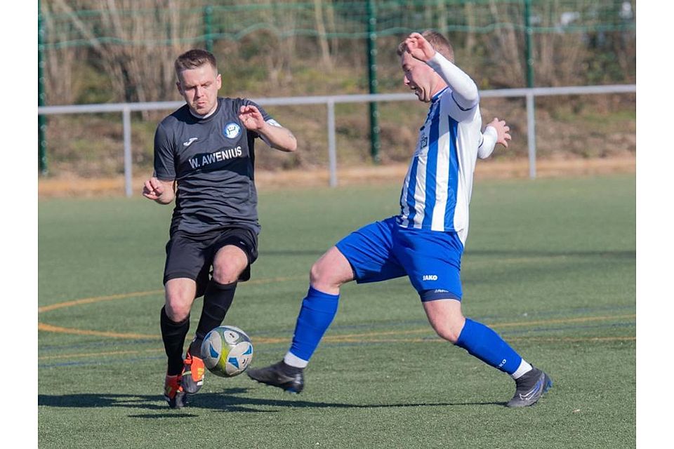 Während der FV Hofheim (links: Maximilian Hödel) oben mitmischen will, kämpft der TSV Hambach (Simon Kopp) um den Klassenerhalt in der Fußball-A-Liga Bergstraße..	Archivfoto: Thorsten Gutschalk