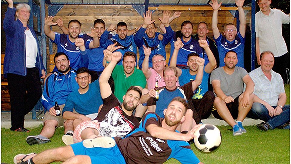 Jubel, Trubel, Heiterkeit: Das Fußball-Team des SC Oberbecksen-Babbenhausen, wie es den Aufstieg feiert. Foto: Wolfgang Döbber