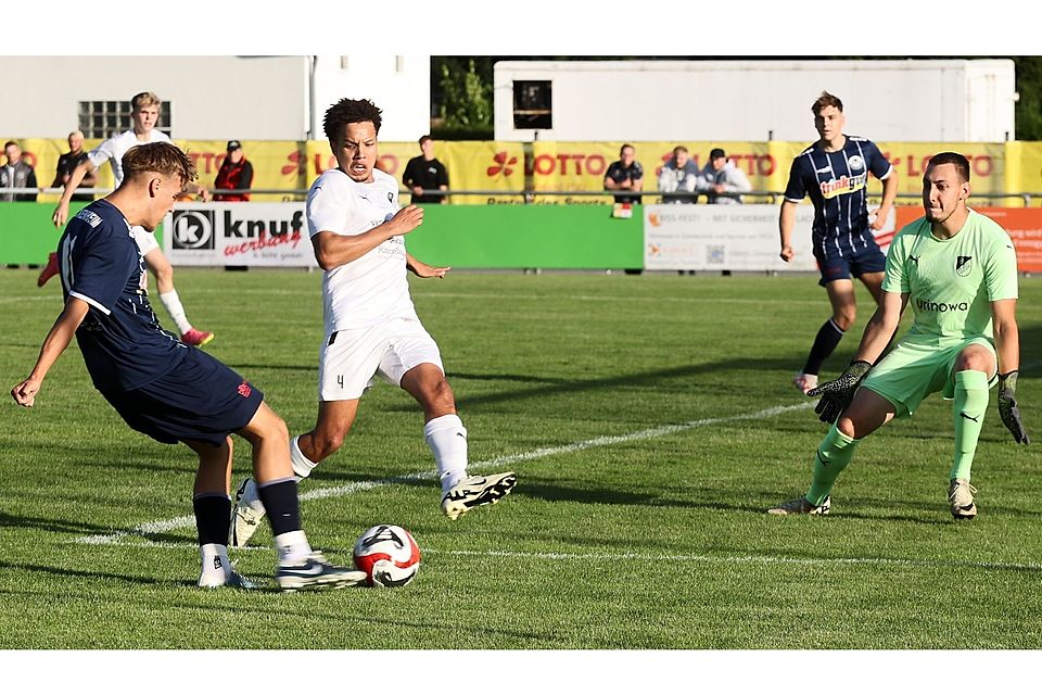 Das 1:1 für den TuS Hackenheim: Lukas Eliah Röder (links) schiebt den Ball an Nico Setz vorbei.