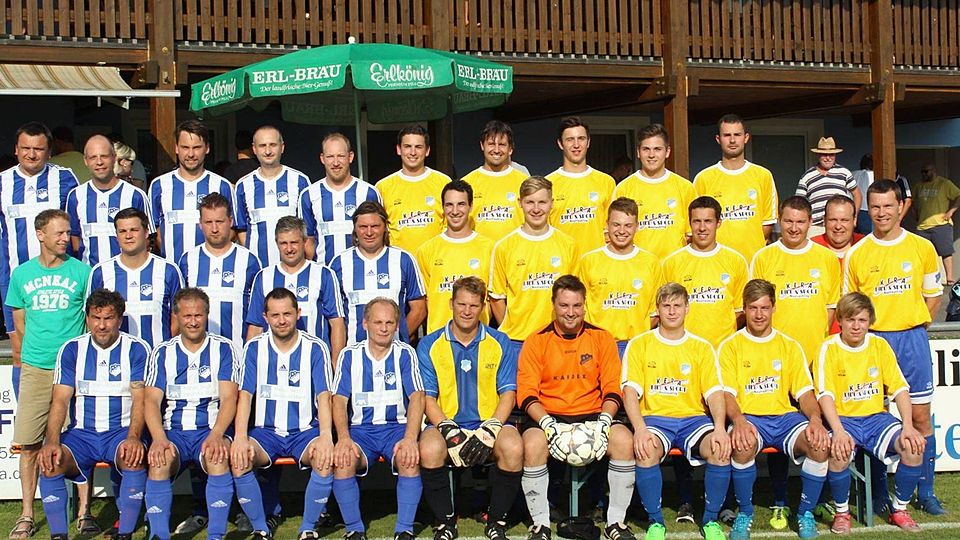 Die Pfatterer Meisterteams von 2002 und 2015 traten am Freitag anlässlich des Abschiedsspiels von Manuel Solleder (r.) gegeneinander an.